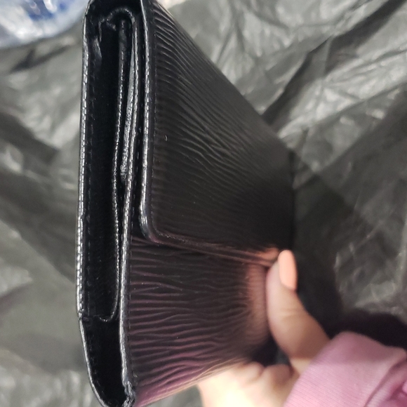 FINAL SALE Louis Vuitton epi wallet - Picture 5 of 11